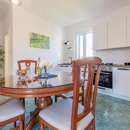 Appartamento 2 Bedroom Cozy In Pag