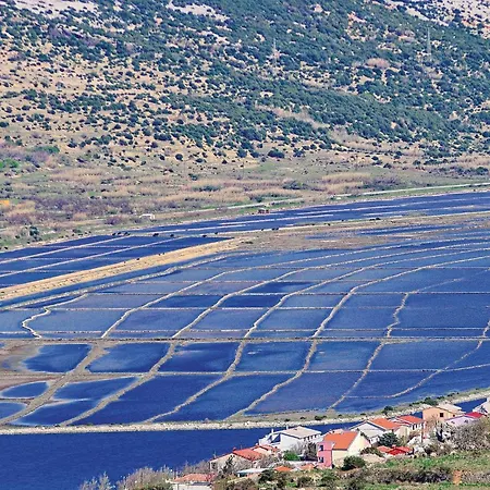 2 Bedroom Cozy In Pag Appartamento Pag Town