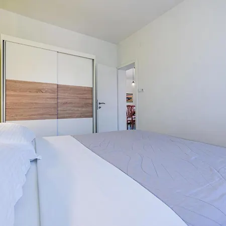 2 Bedroom Cozy In Pag