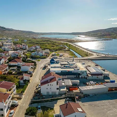 2 Bedroom Cozy In Pag *